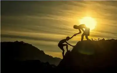 بين الصحبة والصداقة.. ميزان العلاقات في