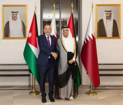 الصفدي وآل ثاني يبحثان سبل تعزيز