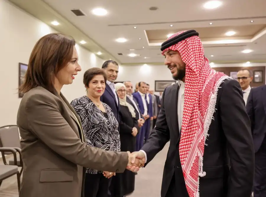 مع الأمير وخلف الملك في خدمة