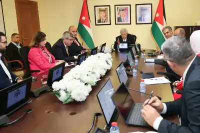 القطامين يبحث شمول العاملين عبر التطبيقات