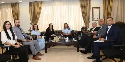 وزير العمل يلتقي فريقا من المكتب