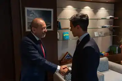 الصفدي يلتقي في لاهاي رئيس وزراء