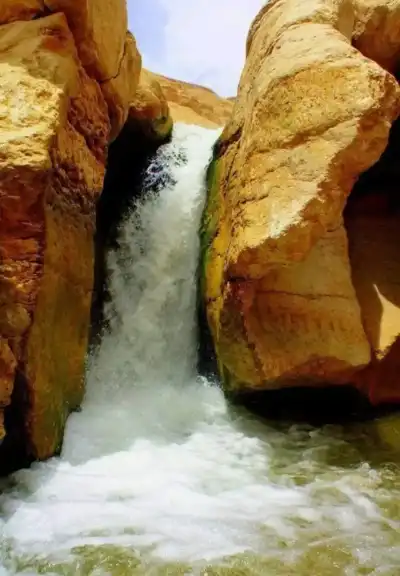 بين الصخور والمياه .. شلالات مجهود