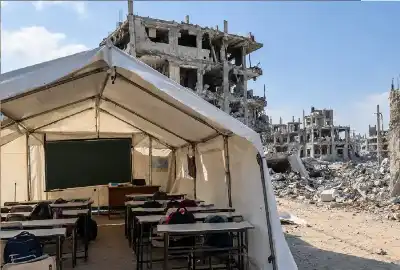 دفاتر تحت الخيام.. كيف يقتنص أطفال
