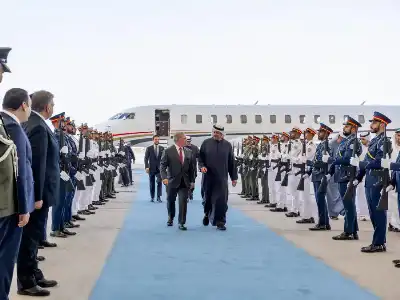 الملك يبحث مع بن زايد العلاقات