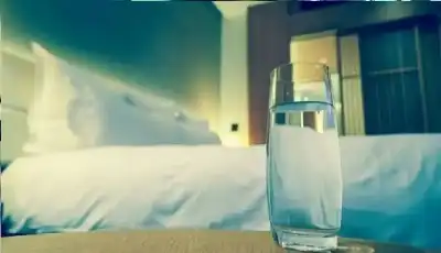 الماء بعد النوم: هل ينعش الجسد