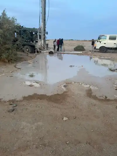 ضبط حفارة تحفر بئرا مخالفة في