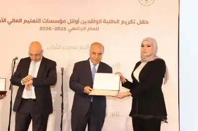 محافظة يكرم طالبة الشرق الأوسط تيجان