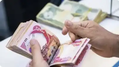 العراق يخفض قيمة ديناره 13% أمام