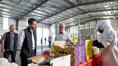 ولي العهد يزور مزارع الزبن في
