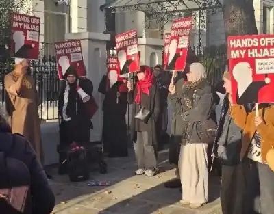 “ارفعوا أيديكم عن حجابي”.. احتجاج طلابي أمام