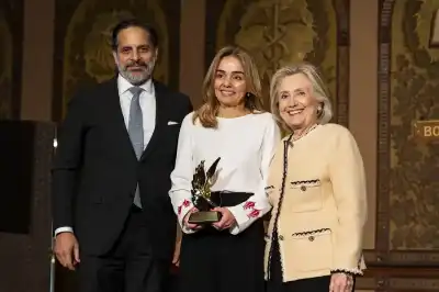 نالت جائزة سفراء جورج تاون.. منى