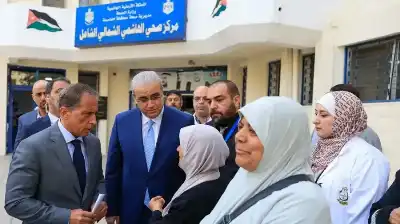 رئيس الوزراء يتفقّد مواقع صحيّة وتعليميّة