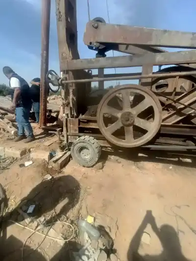 ضبط حفارة تحفر بئرا مخالفة في