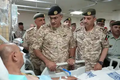 اللواء الحراسيس يعود مصابي حادثة الكرك