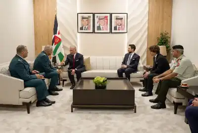 الملك يلتقي رؤساء أركان وعسكريين في
