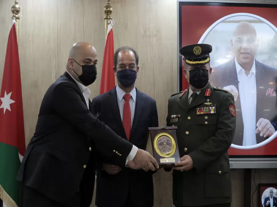 الجيش يكرم الإعلامي محمد الجغبير (فيديو)