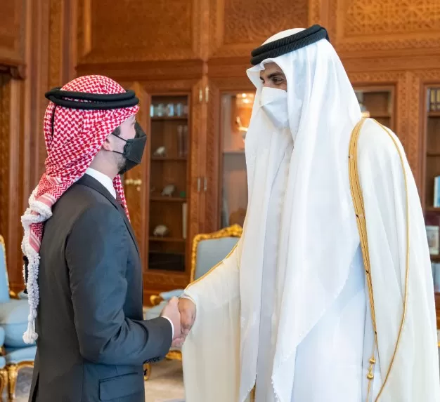 ولي العهد يبحث مع أمير قطر
