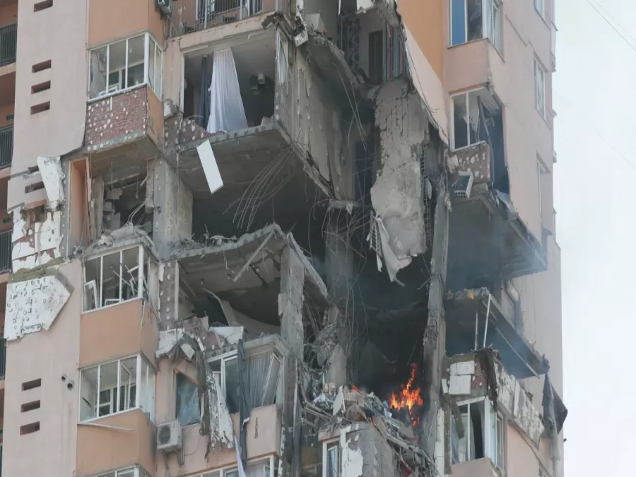 فيديو للحظة سقوط صاروخ على مبنى