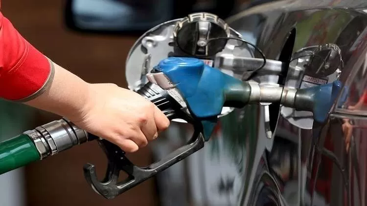 الحكومة تبقي على أسعار البنزين والديزل