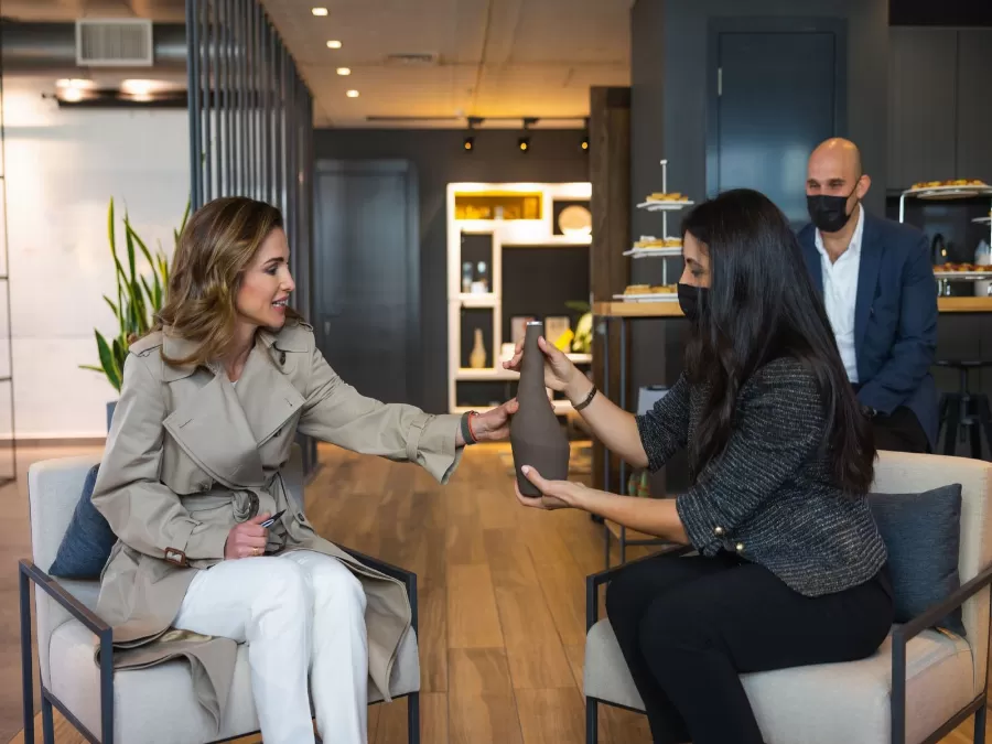 الملكة رانيا تلتقي مجموعة من مصممي